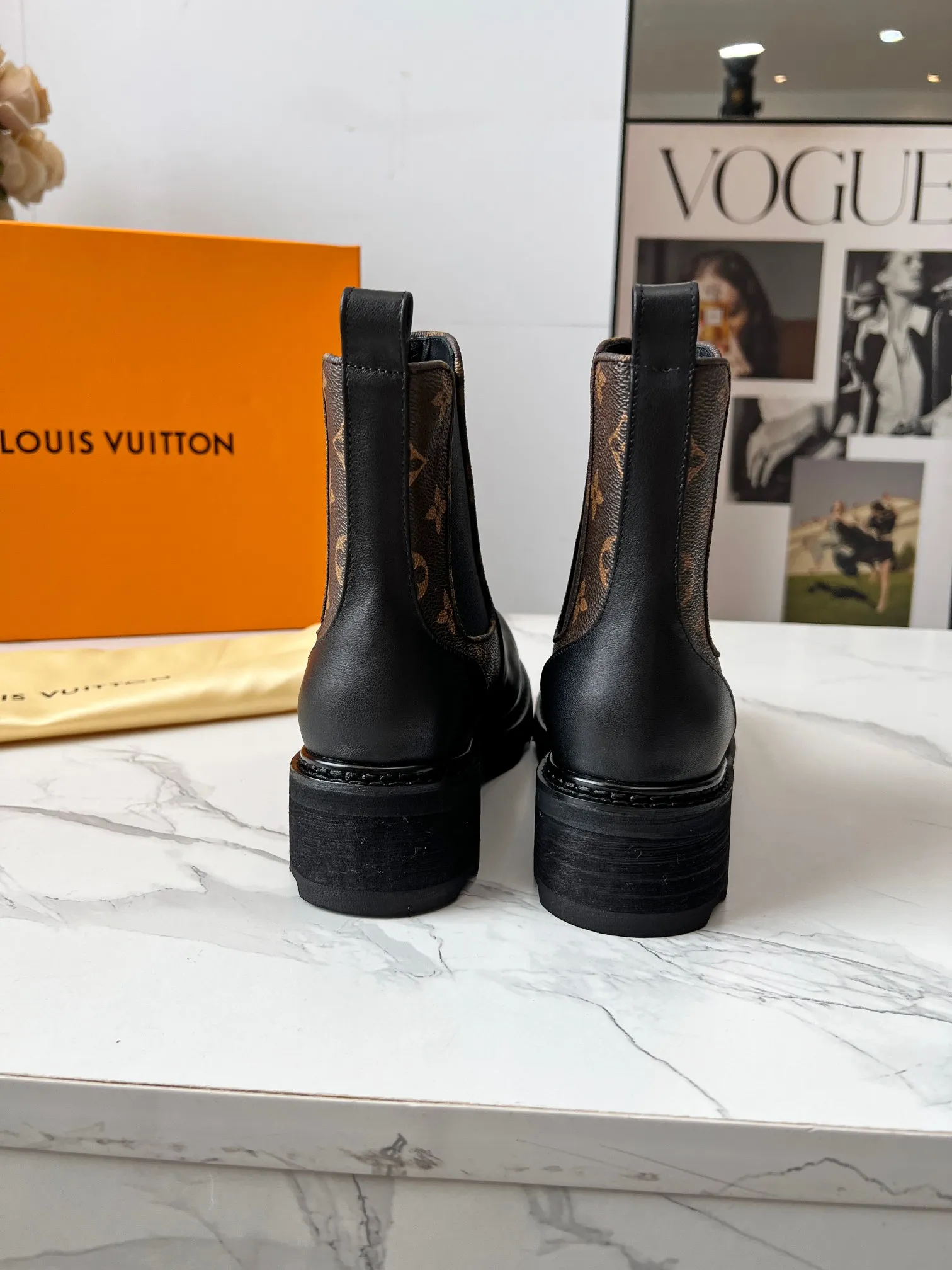 👟👟Ex-factory price 540👟👟 LOUS VUITON 🔥🔥🔥️ The latest short boots model from Louis Vuit 2025 official website, official website 💯 original version 1:1. LV Beaubourg uses calfskin to present a Chelsea-style upper, with a lightweight thick sole. Monogram canvas trim and contrast stitching outline the elastic side panels and seams respectively, cleverly interpreting the balance of strength and softness. It is a fashionable short boot that is comfortable and generous, versatile and very good-looking. Upper: Full-grain calfskin. Lining feet: sheepskin. Color: black/coffee, 35 to 40 yards, (414243 yards can be customized without return or exchange) Bosses are welcome to place orders